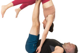 acroyoga haltung pose Folded Leaf